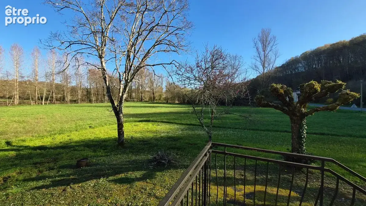 Maison avec 1.2ha, commerces et école accessibles à pied - photo 16
