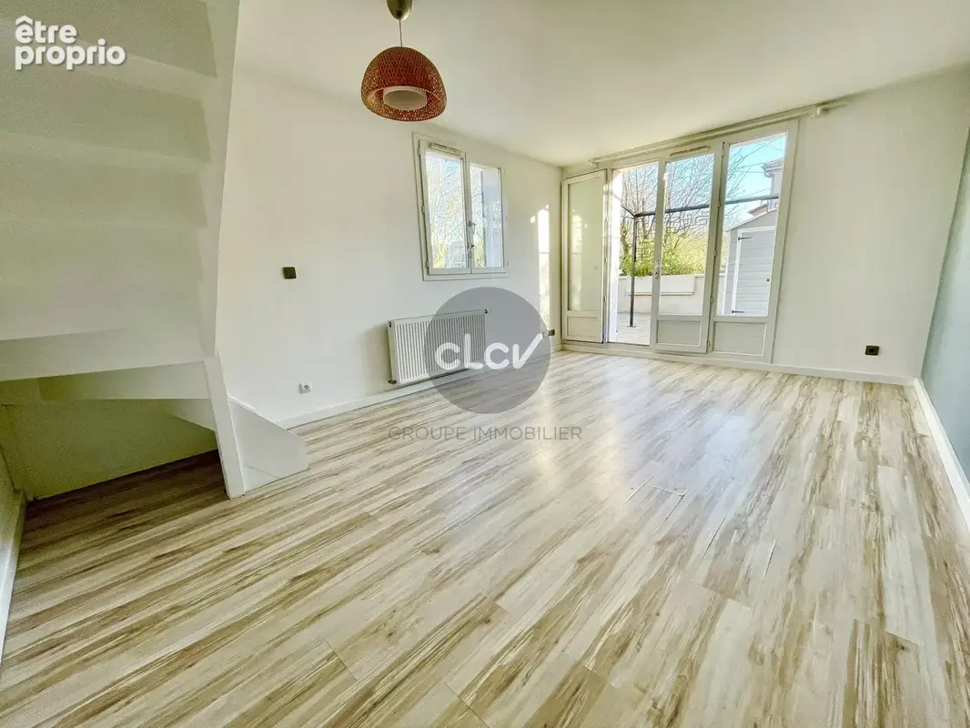 Maison sur le toit / Duplex Dernier étage avec Terrasse / La Soie 69120 VAULX EN VELIN - photo 3