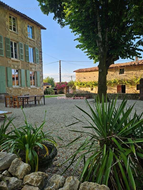 Maison à SAINT-CHRISTOPHE-SUR-ROC