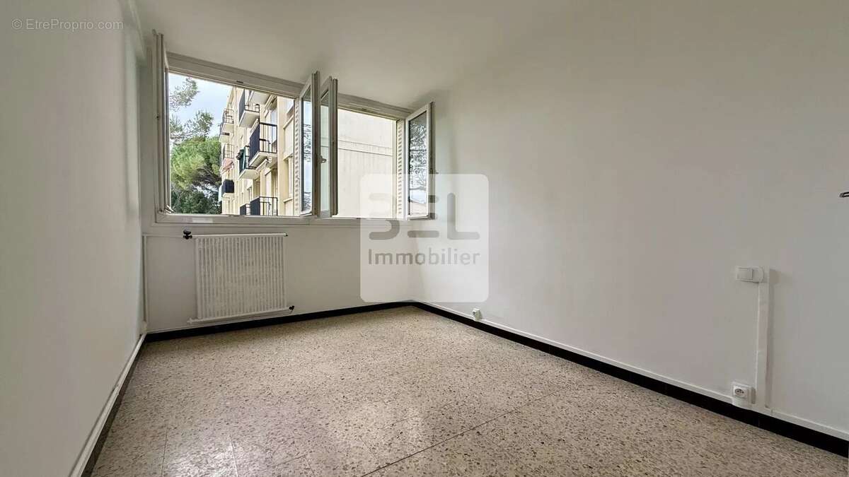 Appartement à BAGNOLS-SUR-CEZE