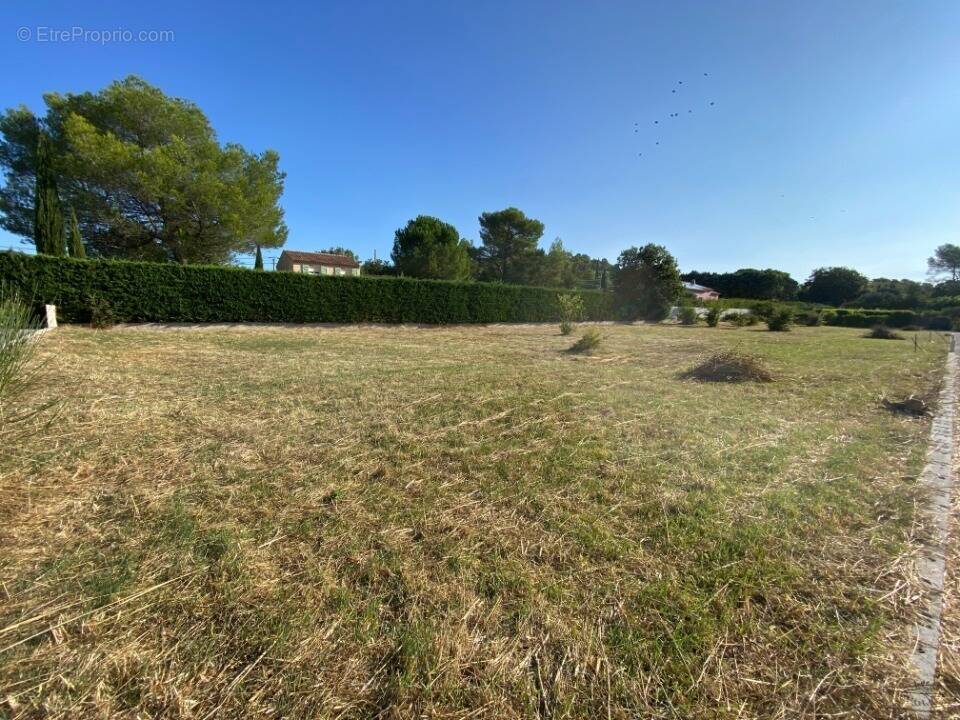 Terrain 857 m² à Gareoult  - photo 1