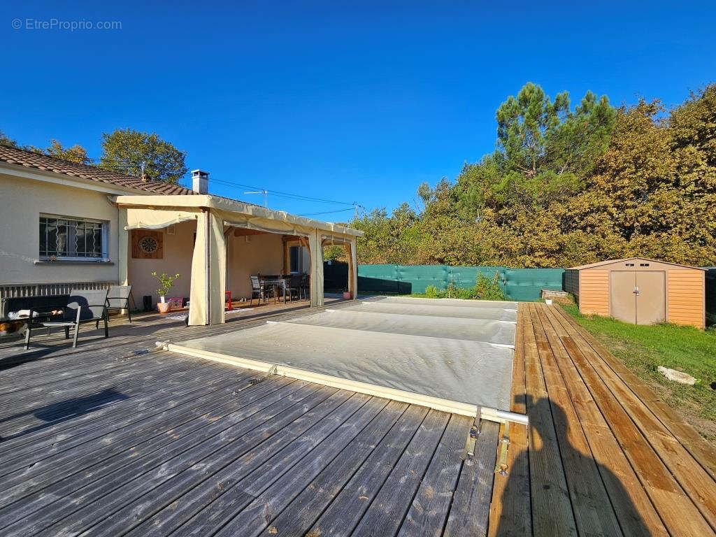 Maison à SAINT-YZAN-DE-SOUDIAC