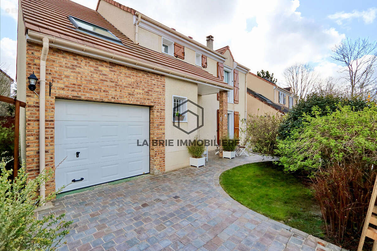 Maison à MANDRES-LES-ROSES