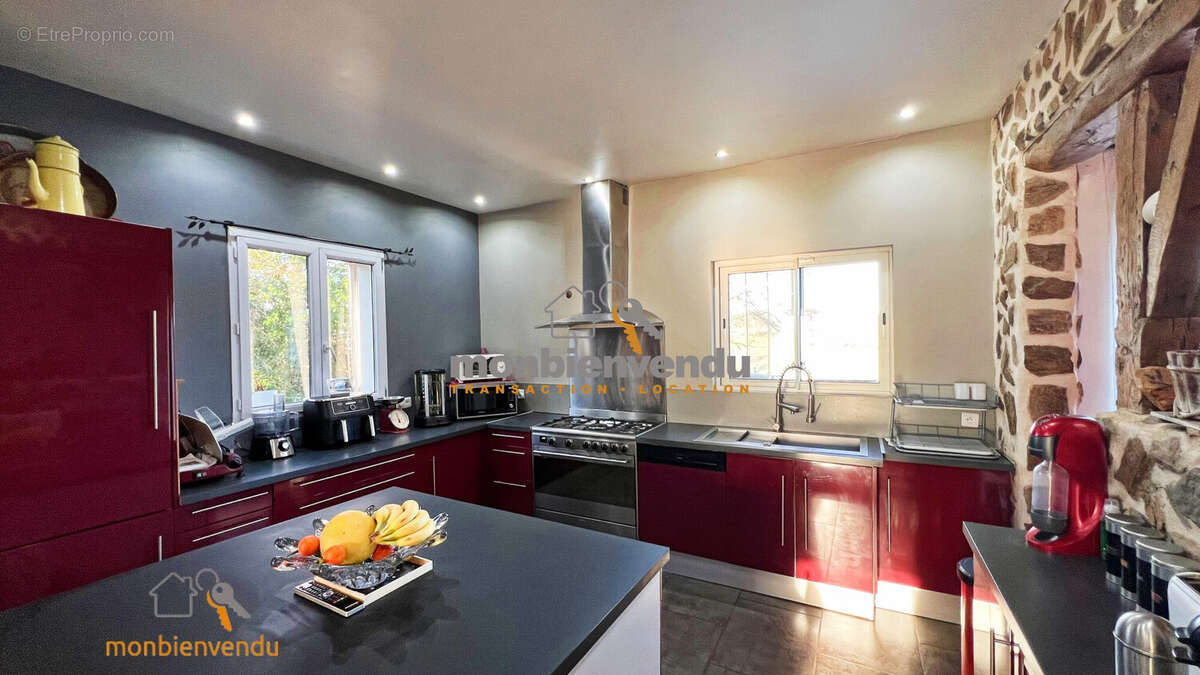 Maison à FREIX-ANGLARDS