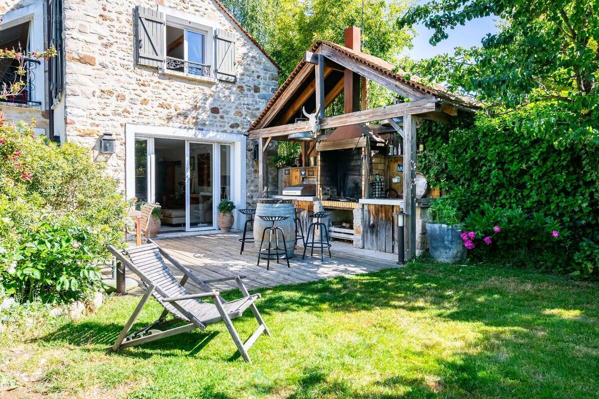 A coeur de Mennecy, voici une charmante maison de caractère (1860), entièrement rénovée. - photo 2