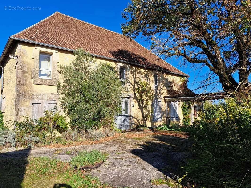Maison à LIGNAC