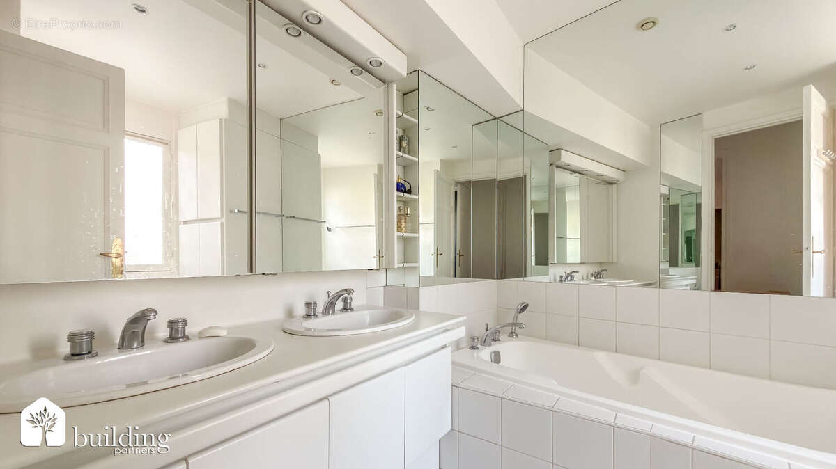 Appartement à PARIS-16E