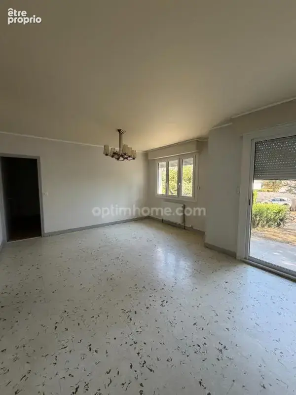 Magnac sur Touvre. Maison 84 m² sur sol sol semi enterré avec jardin - photo 2