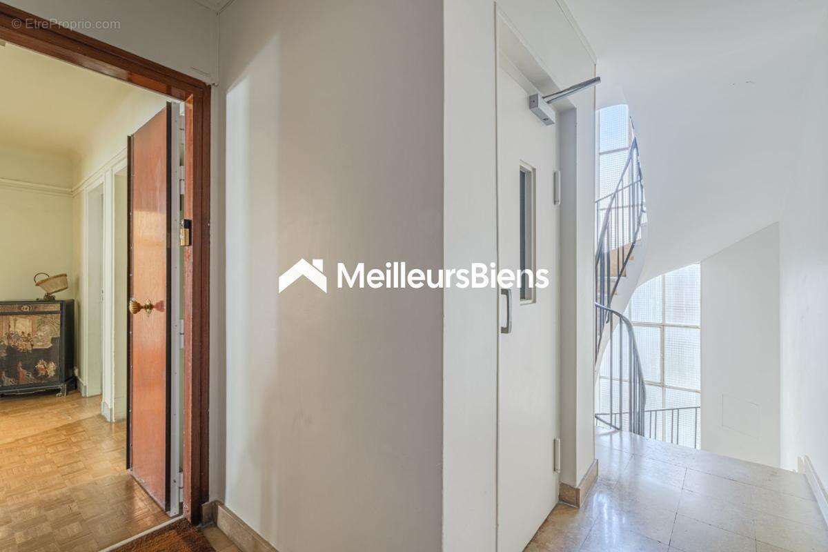 Appartement à PARIS-16E