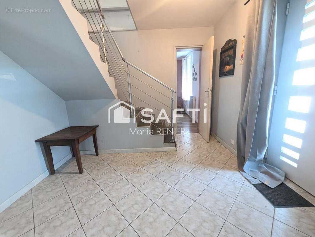 Maison 130 m² à Lezigne  - photo 7