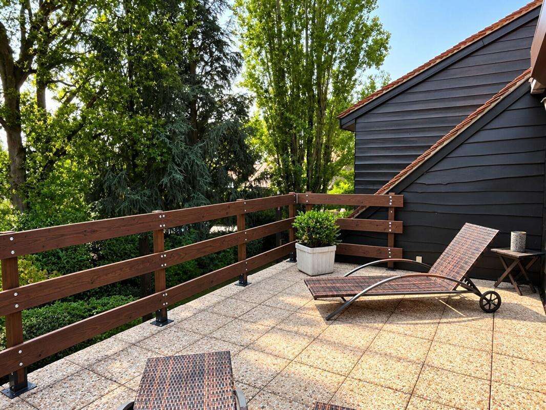 Maison  familiale de  5 chambres, beaux espaces de  réception sur jardin paysagé - photo 10