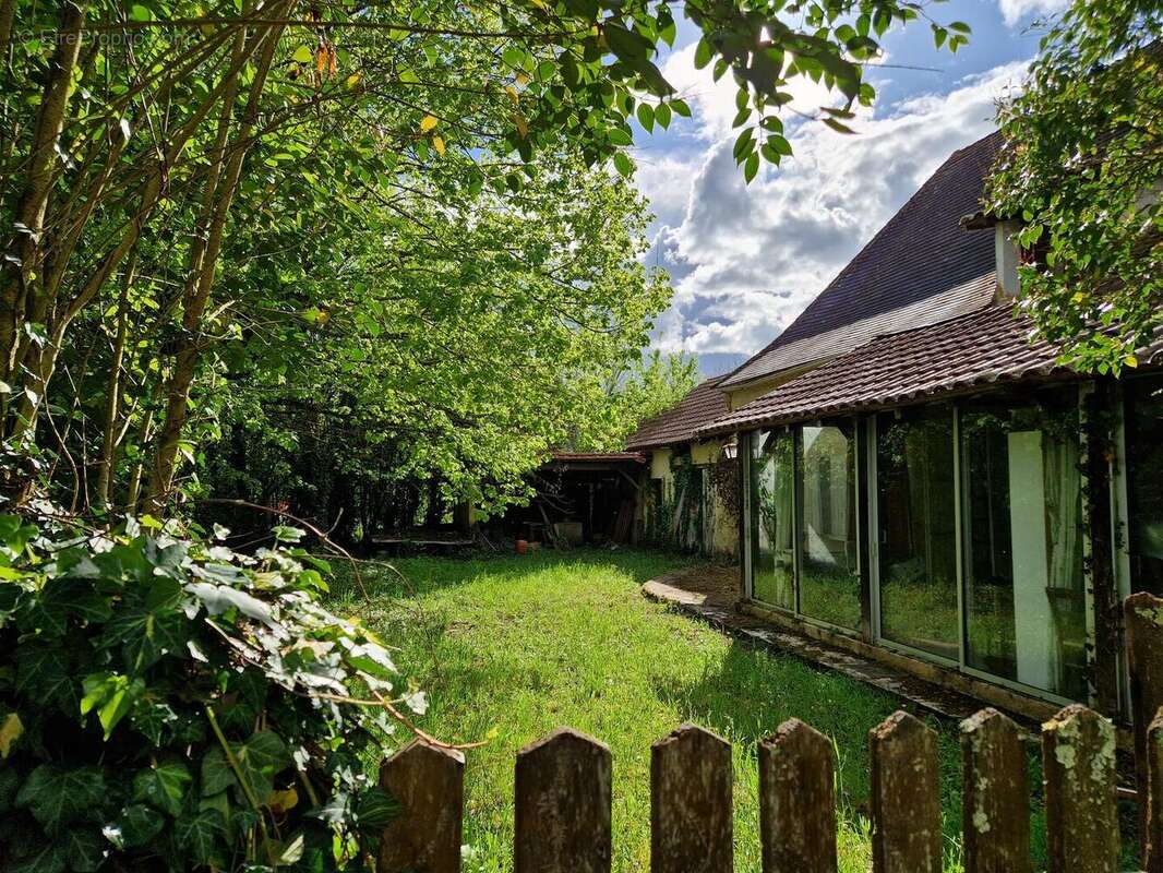 Maison perigordine en pierres à renover avec dépendances et terrain d'env 5000m2 - photo 5