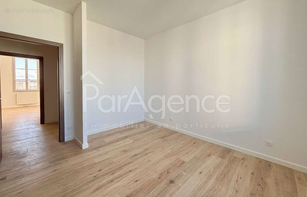 Maison entièrement rénovée - Grand sous-sol - Centre-ville - photo 23