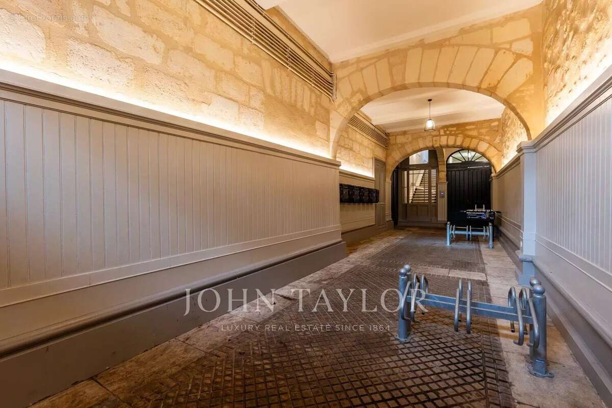 Appartement à rénover aux volumes généreux - Chartrons - John Taylor Bordeaux - photo 8