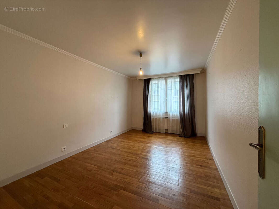 FIGEAC - Appartement T4  de 112 m² avec Jardin en Bord de Célé, Garage et Cave - photo 4