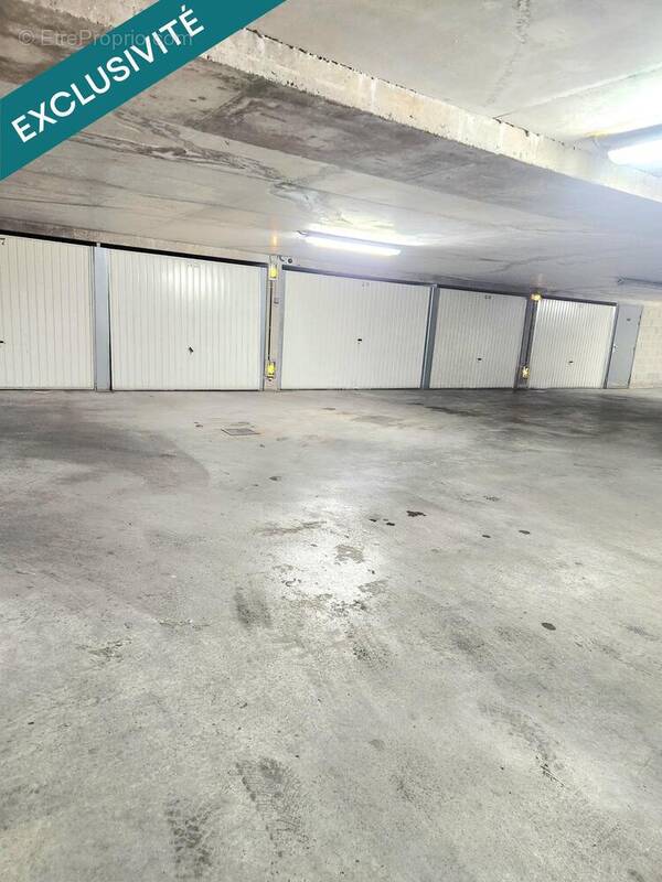 Photo 1 - Parking à PIERRE-BENITE