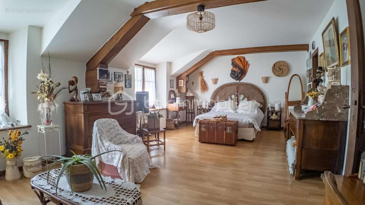 Joyau résidentiel à Fourchambault : Propriété familiale avec charme intemporel et élégance rustique de l’aménagement - photo 13