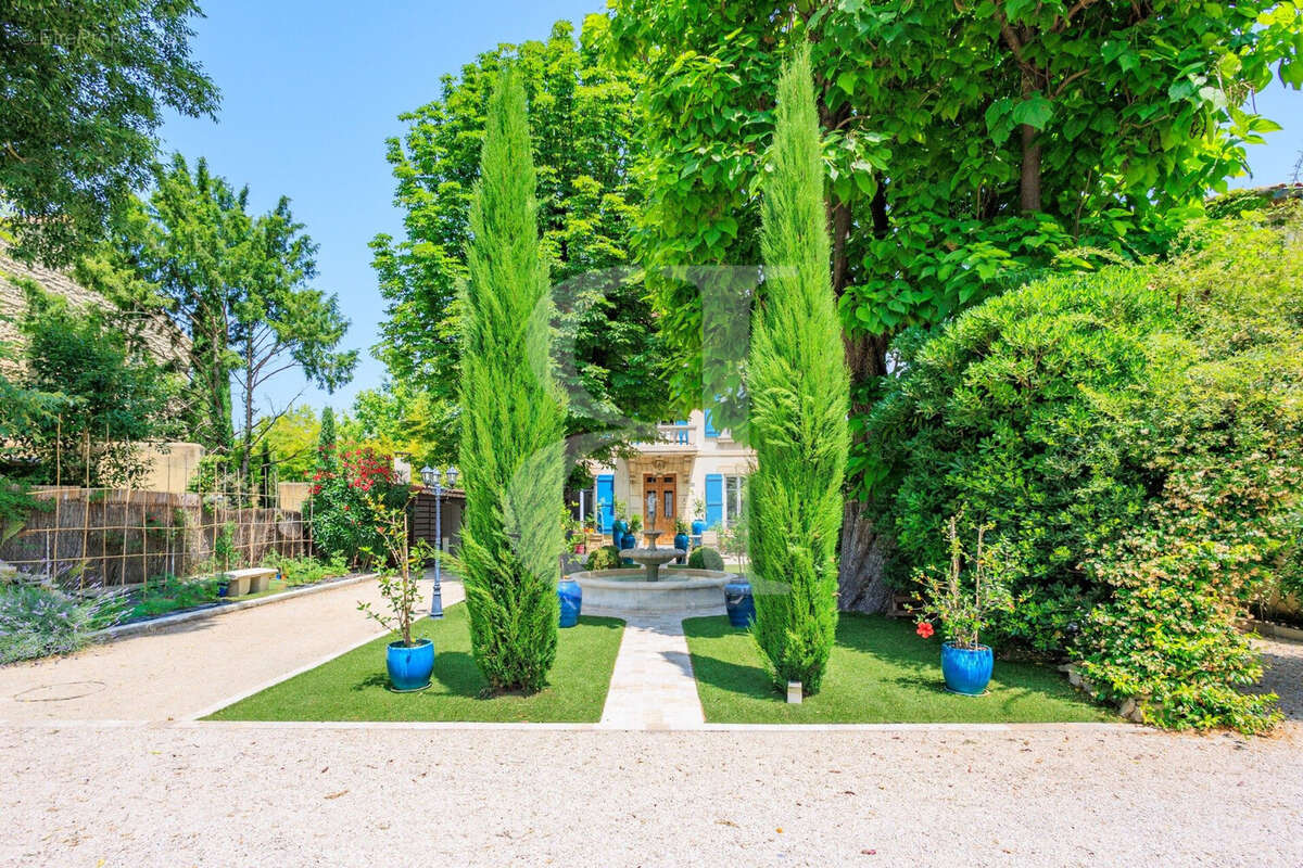 Maison à L'ISLE-SUR-LA-SORGUE