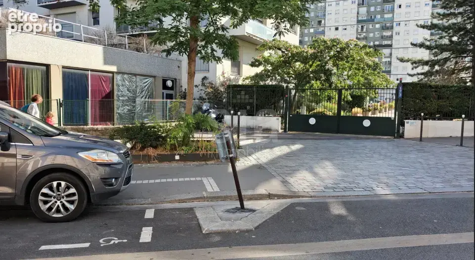 Paris 12e   173 rue de charenton   grande place de parking avec borne de recharge - photo 2