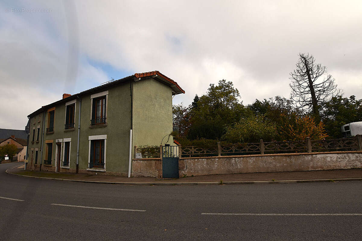 À Montaiguët-en-Forez, agréable maison de village avec  dépendance et un terrain arboré. - photo 18