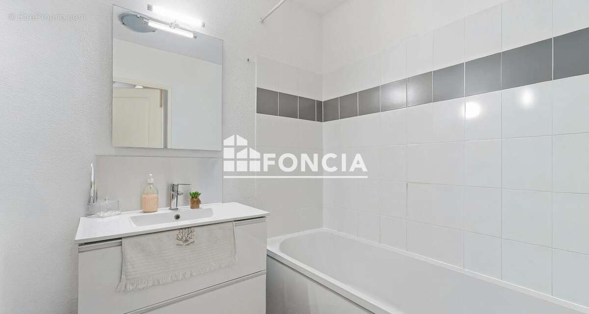 Appartement à SAINT-LAURENT-DU-VAR