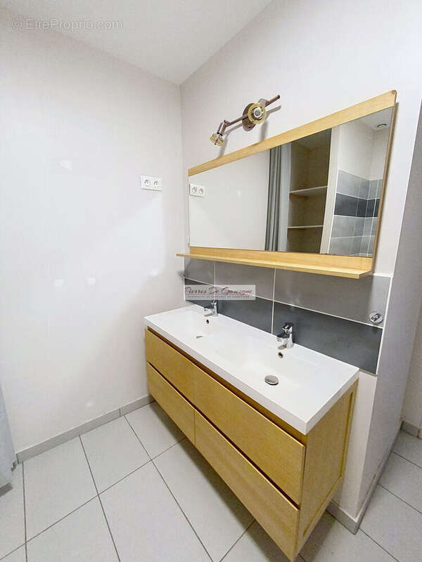 SALLE DE BAIN ETAGE - Maison à FLEURANCE