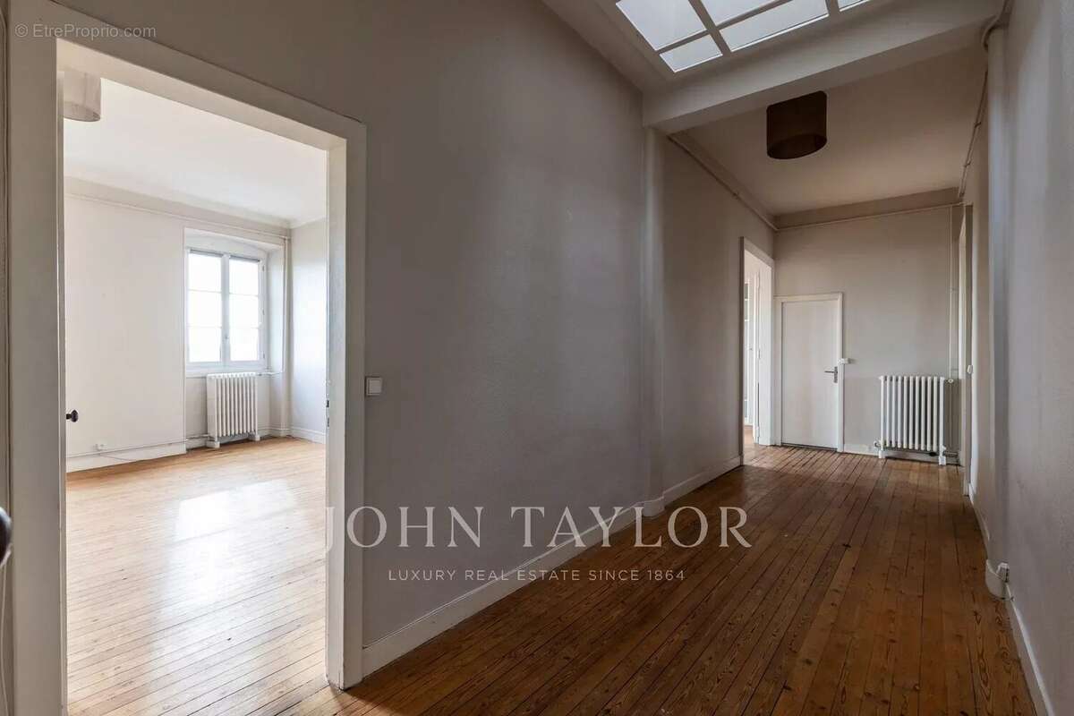 Appartement à rénover aux volumes généreux - Chartrons - John Taylor Bordeaux - photo 6