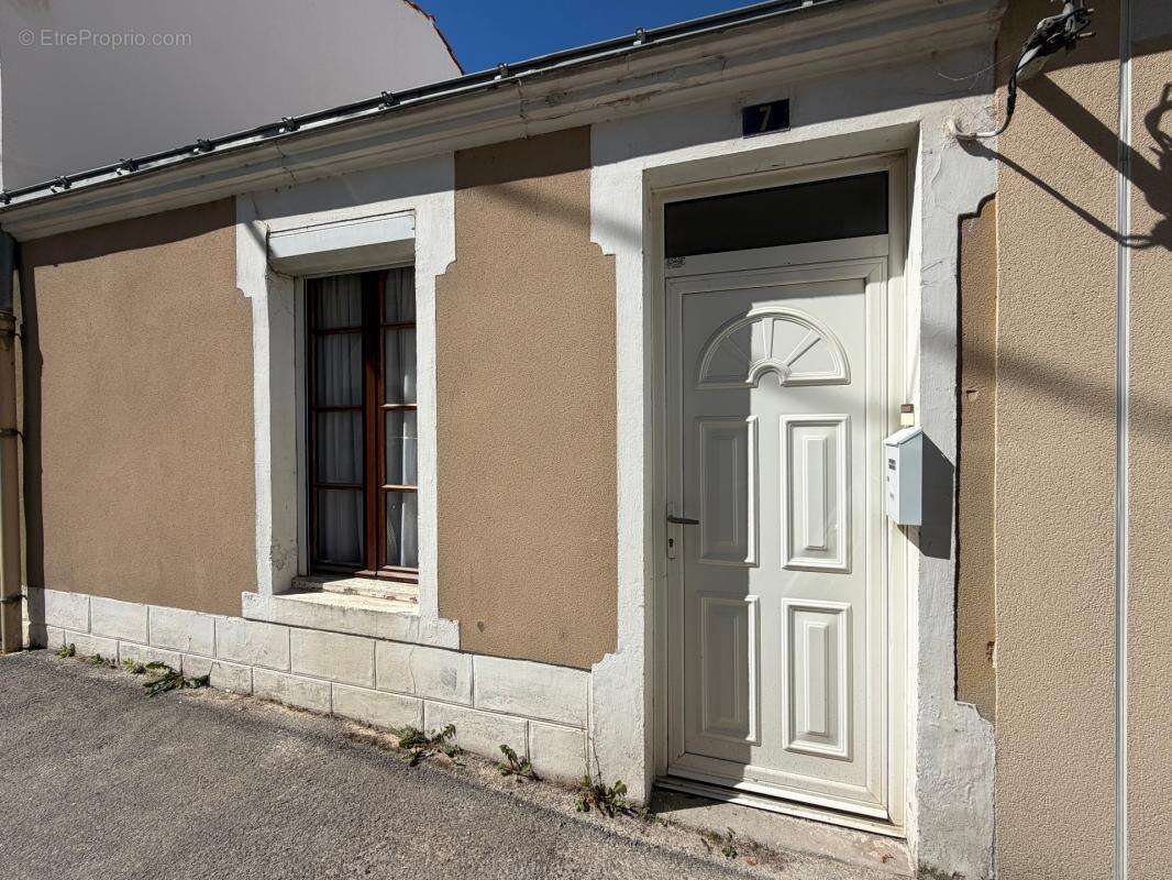 Les sables d'olonne (85100) rarissime adorable maison de pecheur a renover avec dependance et jardin - photo 13