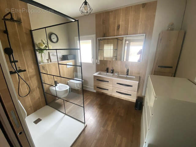 Très belle maison de plain-pied avec garage et double garage sur beau terrain de 2700 M2 - photo 15