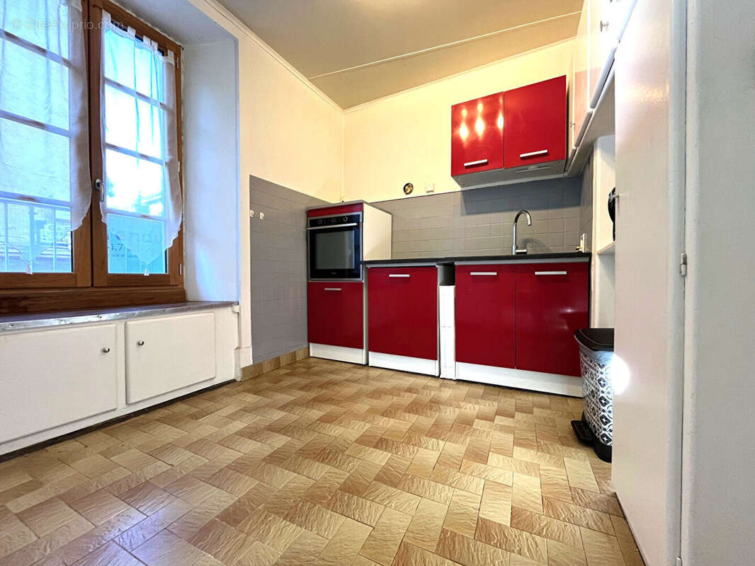 Maison à VIC-SUR-CERE