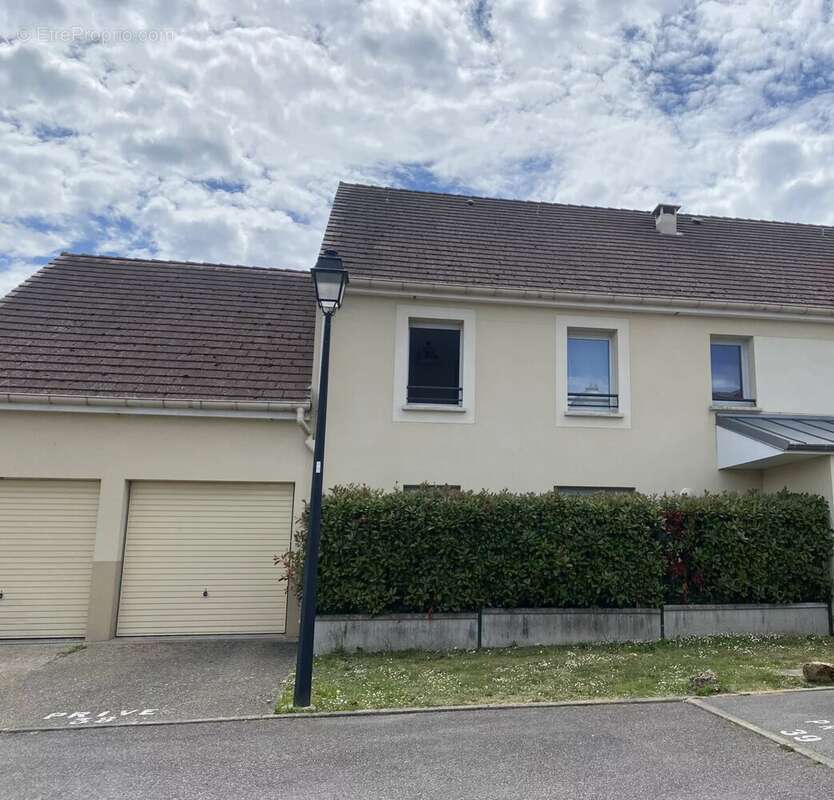 Appartement à LE MESNIL-SAINT-DENIS