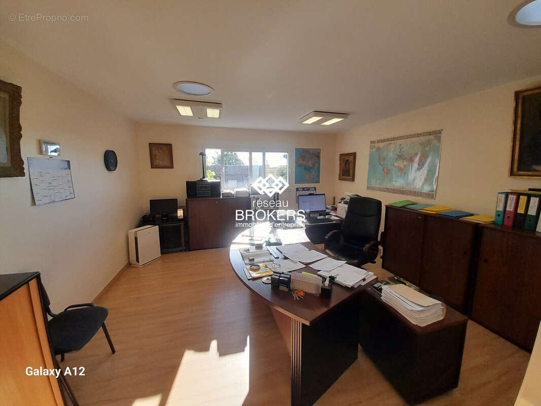 Commerce à SAINT-DENIS-DE-L'HOTEL