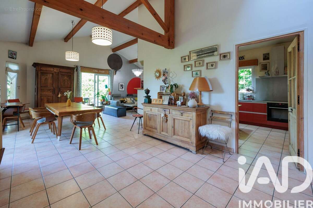 Photo 2 - Maison à SAINT-GENIS-LES-OLLIERES