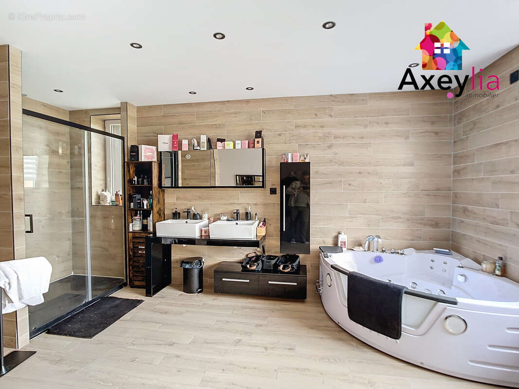 A vendre - riorges - maison entièrement rénovée avec 4 chambres et terrain - photo 9
