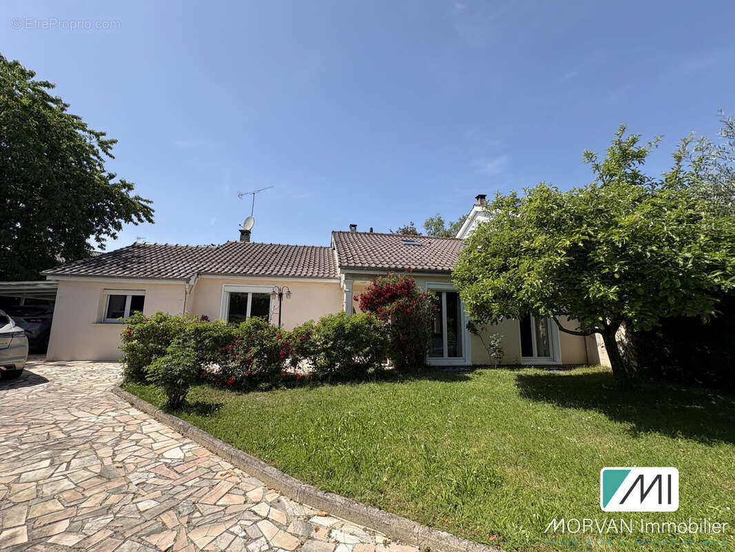 Maison à LE MESNIL-SAINT-DENIS