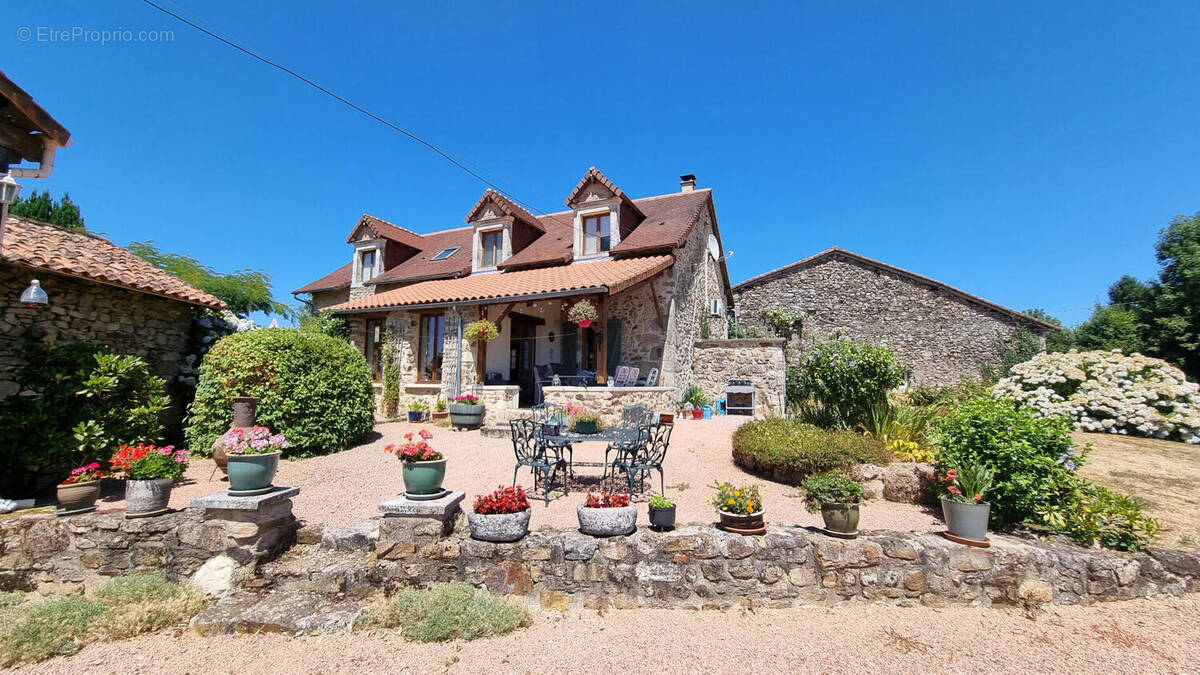 Vue imprenable pour cet ensemble de gîtes et habitation - photo 2