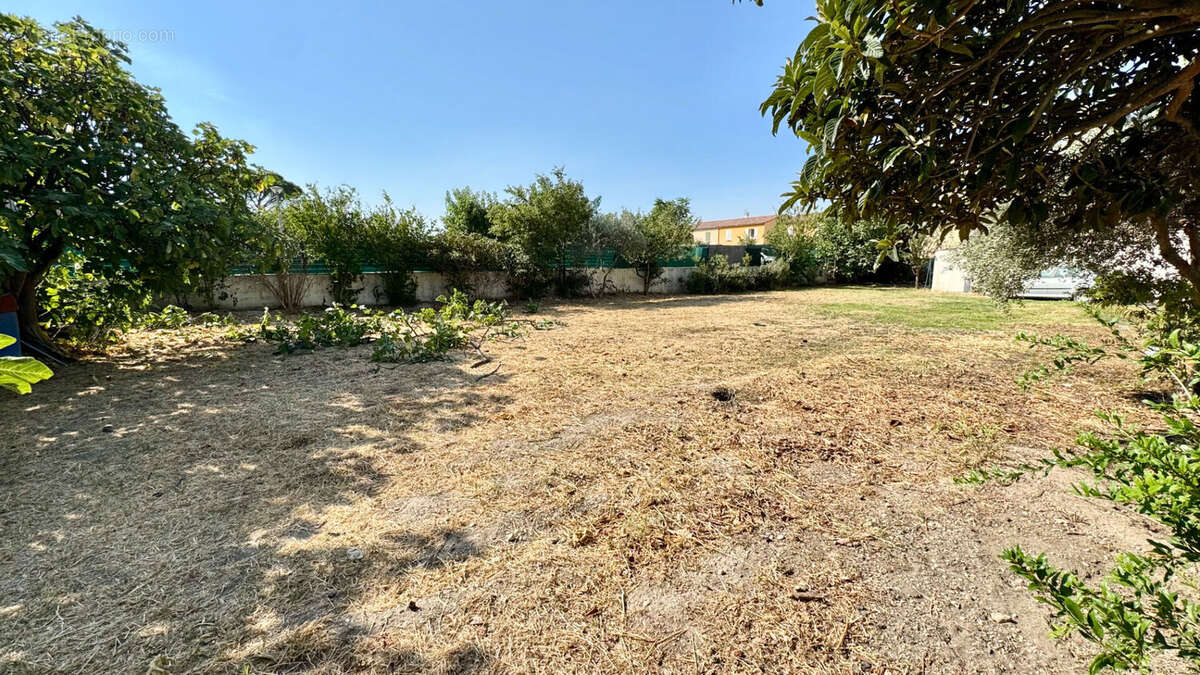 Terrain constructible de 927 m² pour promoteur. Emprise 50 %, hauteur 12  m. - photo 3