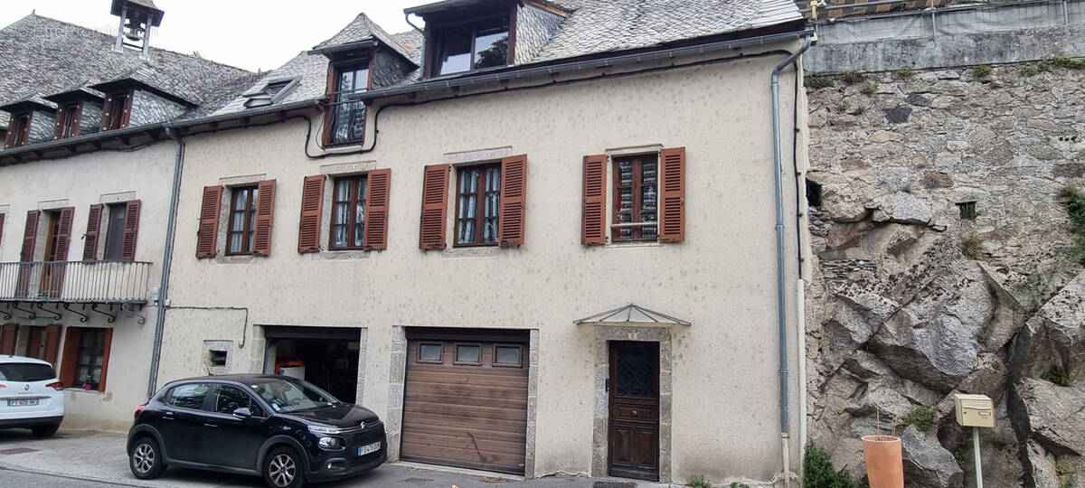 Maison à ENTRAYGUES-SUR-TRUYERE
