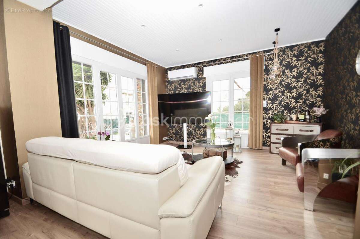 Maison à SAINT-LAURENT-DE-LA-SALANQUE