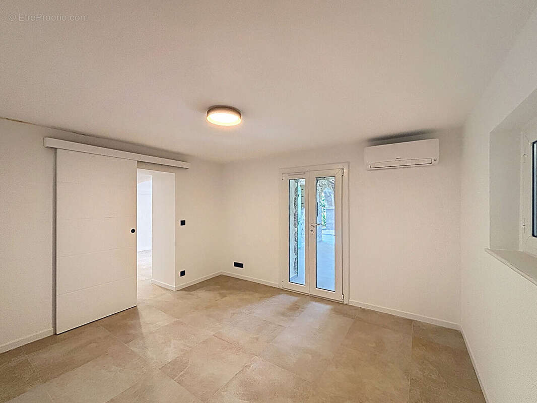 Appartement à SAINT-LAURENT-DU-VAR