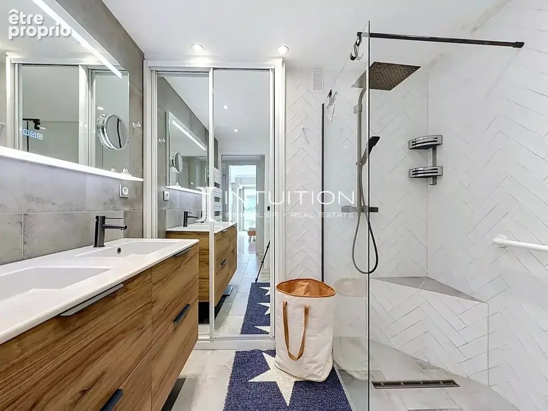 Cannes - Croisette : Appartement d’angle 3 pièces de 100 m², étage élevé, vaste terrasse - photo 9