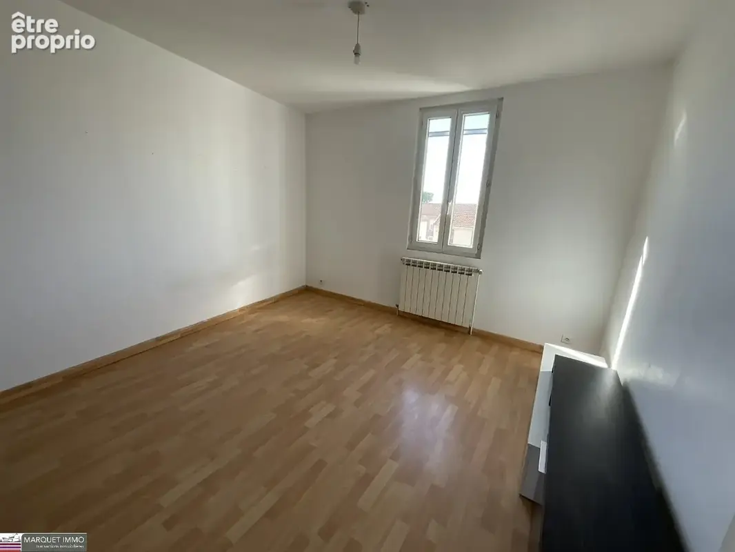 Villa T5 de 110 m²  vous invite à poser vos valises dans un cadre alliant charme et fonctionnalité sur 145 m² de terrain clos et - photo 12