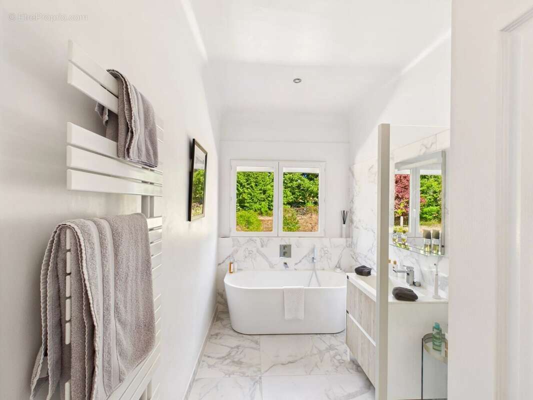 Propriété de luxe de quatre chambres avec grand jardin et piscine, à quelques pas de la ville - photo 30