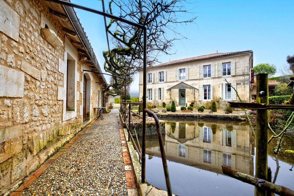 À vendre  Moulin classé du XVI siècle avec chambres d'hôtes et gîte en Charente-Maritime - photo 1