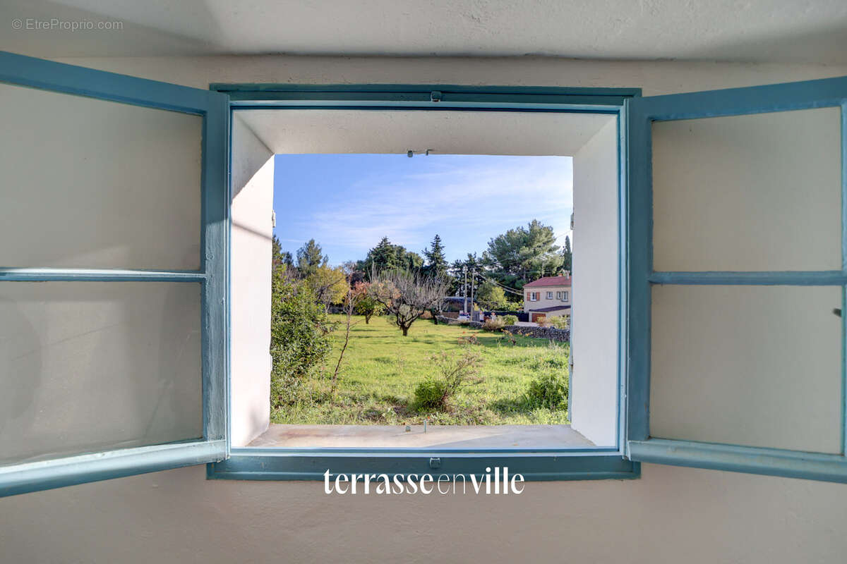 Appartement à CEYRESTE