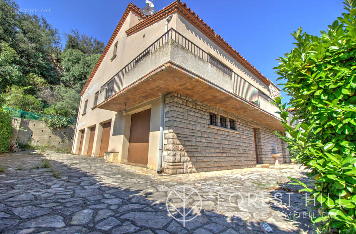 Maison 4 faces   fort potentiel, grand garage et terrain - photo 21