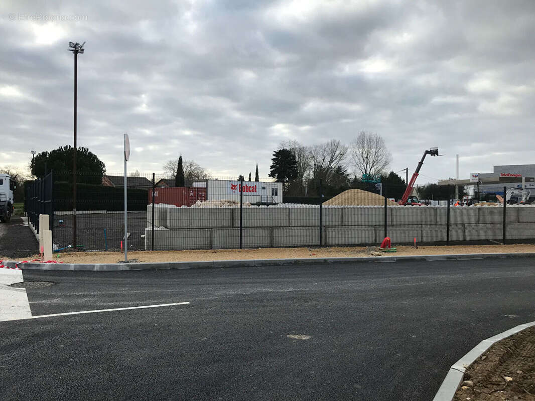 Terrain à VENDEUVRE-DU-POITOU