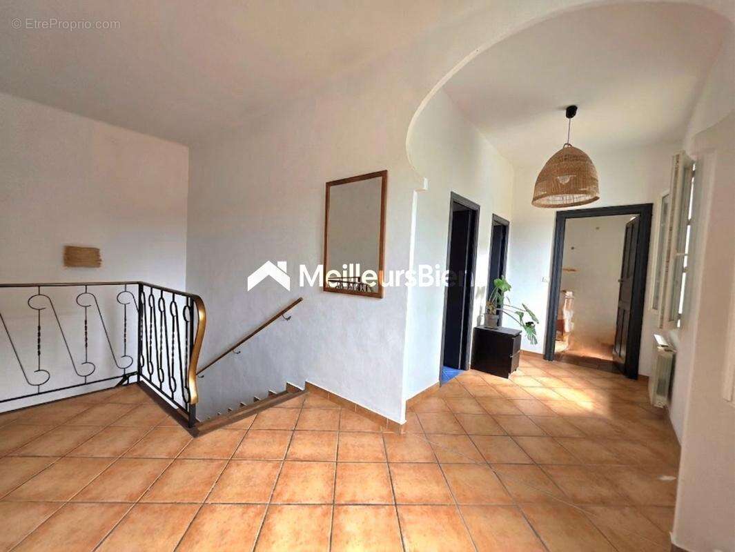 À 2 pas du Vidourle : ancienne école rénovée avec 4 chambres, garage et potentiel locatif - photo 11