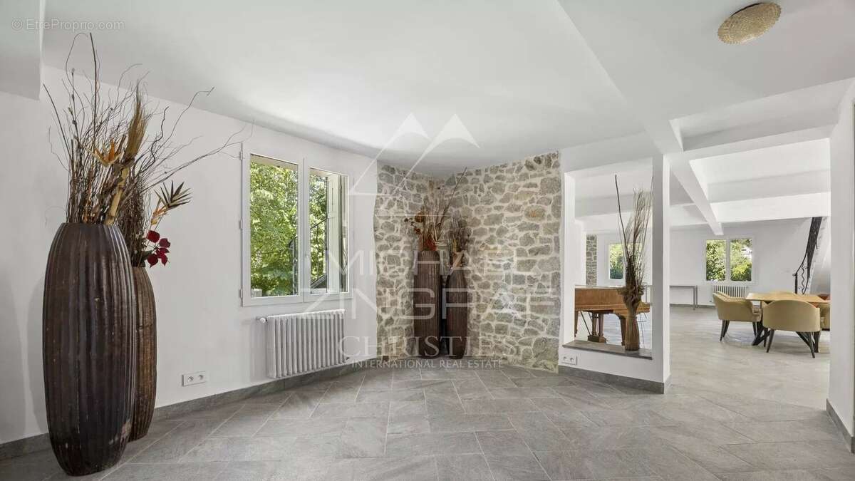 Maison à LA ROQUETTE-SUR-SIAGNE