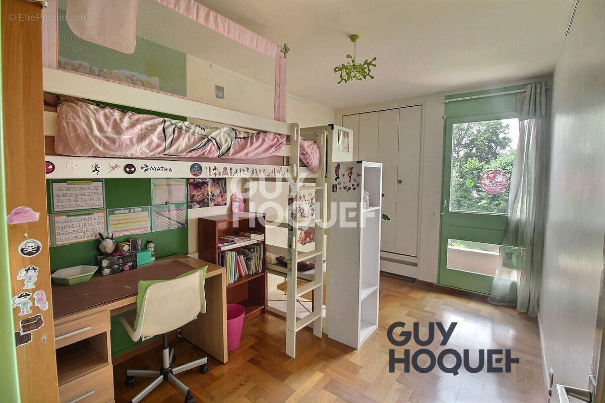 Appartement 5 pièces ? Résidence recherchée avec parking et cave  Découvrez ce bel appartement de 5 pièces, situé au sein d'une  - photo 5